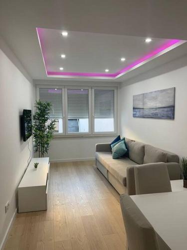 a living room with a couch and a purple ceiling at Lovely 2 bedroom apartment in South Lisbon in Barreiro