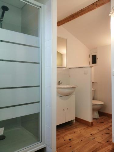 une salle de bain avec un lavabo et des toilettes dans l'établissement Le passeur de Rêves, à Quend