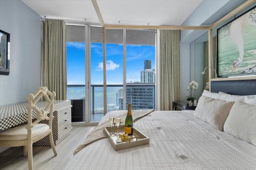 sypialnia z łóżkiem z butelką wina i krzesłem w obiekcie Marvelous apartment in Brickell w Miami