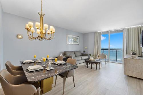 comedor y sala de estar con mesa de comedor en Marvelous apartment in Brickell, en Miami