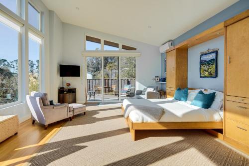 um quarto com uma cama grande e uma sala de estar em Little House By the Sea Steps to Surfers Beach! em El Granada