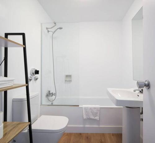 ein Bad mit einer Dusche, einem WC und einem Waschbecken in der Unterkunft Villa with pool - fantastic view in Hondarribia