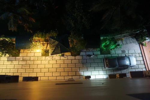 a brick wall with a tv on top of it at Minh Nhi Hotel in La Gi