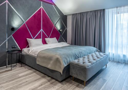 um quarto com uma cama grande e uma cabeceira rosa em MYFREEDOM LUX Апартаменти Центр вул Пушкінська 33 м Хрещатик em Kiev