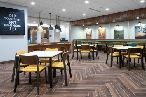 a dining area with tables and chairs in a restaurant at Fairfield by Marriott Inn & Suites Ashtabula in Austinburg