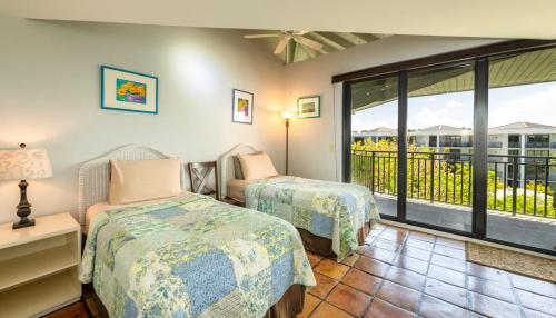 una camera con 2 letti e un balcone di Tom's Chicken Coop Key West a Key West