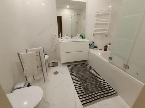 Private Bathroom Room Shared Kitchen في بورتو: حمام مع حوض ومرحاض وحوض استحمام