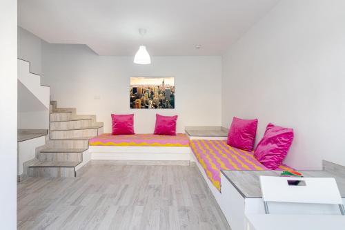 a living room with pink pillows and a couch at Ponderosa II in Sonnenland