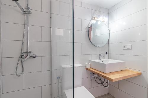 a white bathroom with a sink and a mirror at Ponderosa II in Sonnenland