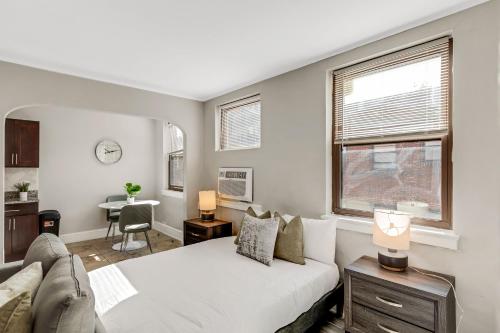 1 dormitorio con cama blanca y ventana en Beautifully Furnished Studio Att Students Ilennox en Filadelfia