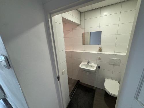 een kleine badkamer met een toilet en een wastafel bij City Appartement with Private free parking in Enschede