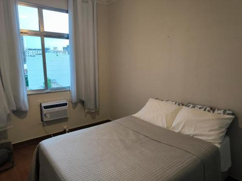 Dormitorio pequeño con cama y ventana en Catete Apartment R do Catete, wi-fi 600Mb, en Río de Janeiro