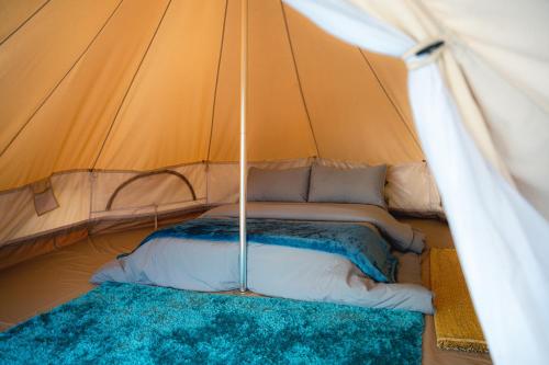 a bed under an umbrella in a tent at Glamping Quindio in Córdoba