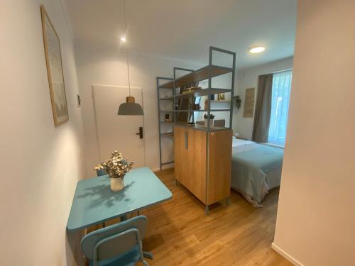a bedroom with a table and a bed and a shelf at CASA MARU - La Celeste in Vicente López