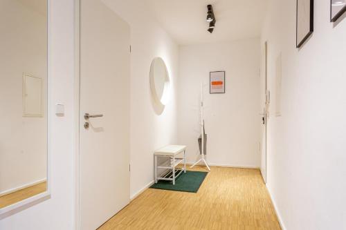 einen leeren Flur mit Tür und Tisch in der Unterkunft Global Living - Design Apartment I Central I Smart-TV I Kitchen I Berlin in Berlin