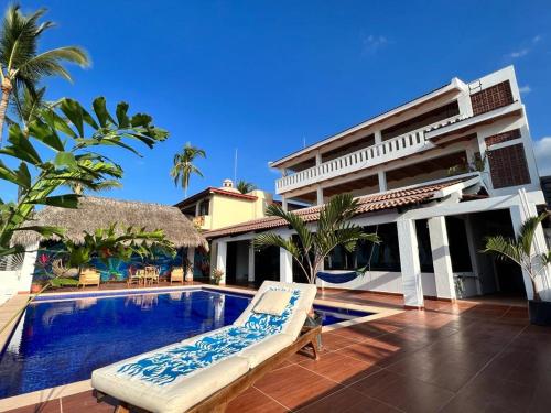 Villa con piscina frente a una casa en Beachfront Villa, en Rincón de Guayabitos
