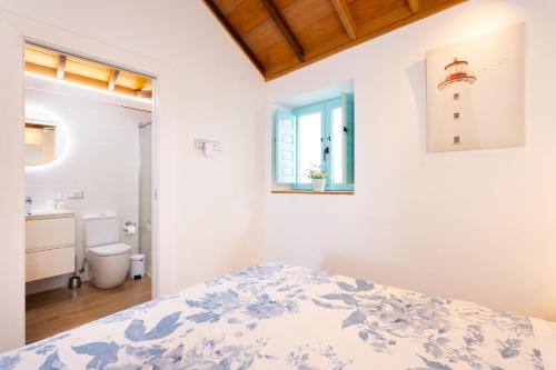 a bedroom with a bed and a bathroom at casa mo Tenerife in Las Cruces