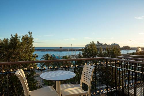 un balcone con tavolo, sedie e acqua di King David Suites by Madeira Sun Travel a Funchal