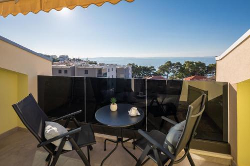 Habitación con balcón con mesa y sillas. en Potter - Penthouse with sea view & 2 parking places, en Promajna