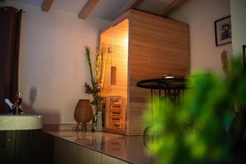 クープレスにあるKuća za odmor Mali raj-Kupresの木製のドア、テーブル、椅子が備わる客室です。