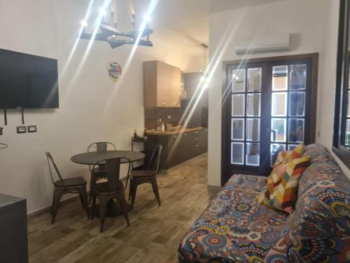 ein Wohnzimmer mit einem Sofa und einem Tisch in der Unterkunft Nico&Francy holiday in Iglesias