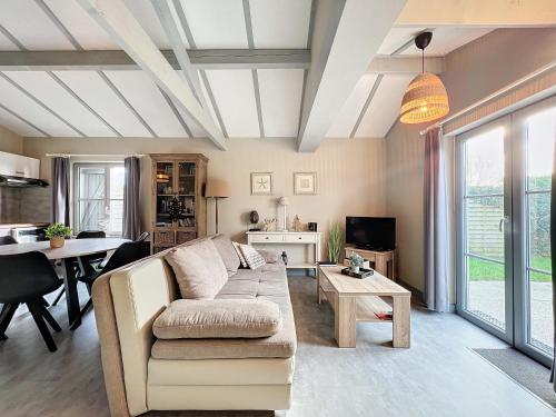 a living room with a couch and a table at Pur Sea vakantiehuis te Middelkerke / Westende in Middelkerke