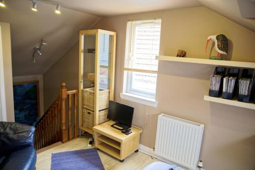 A television and/or entertainment center at 3Mac Dunfermline Self-Catering Apartment 