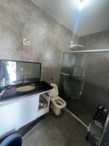 y baño con aseo, lavabo y ducha. en Portal_105 en Juiz de Fora
