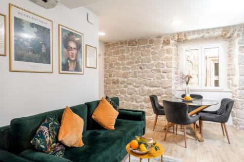sala de estar con sofá verde y mesa en Nono's House II, en Dubrovnik