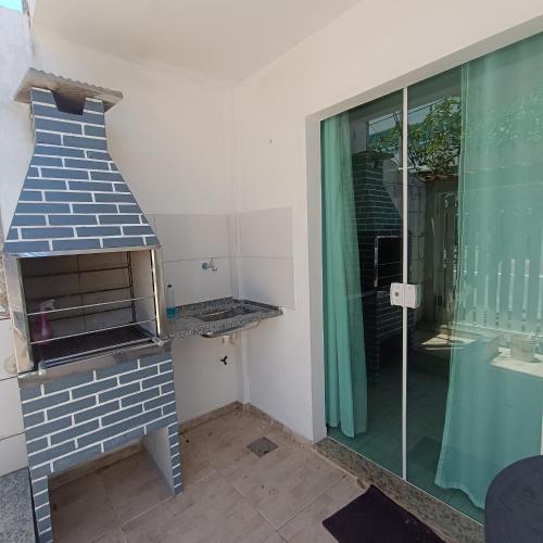 a kitchen with a pizza oven in a room at Triplex na praia do forte in Cabo Frio