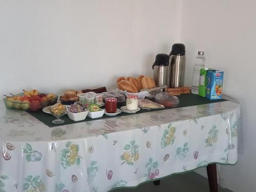 uma mesa com um monte de comida em Residencial Rosa Criola em Sal Rei