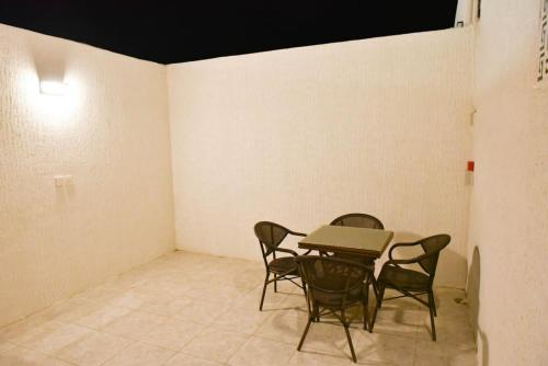 a room with a table and chairs in it at بيوت عطلات دور المصيف للضيافة السياحي in Qarār