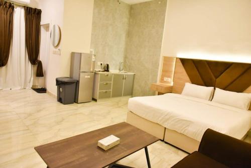 a hotel room with a bed and a coffee table at بيوت عطلات دور المصيف للضيافة السياحي in Qarār