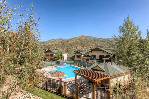 una vista aérea de una casa con piscina en EagleRidge Lodge and Townhomes, en Steamboat Springs