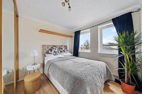 1 dormitorio con cama y ventana en Cozy Apartment in Greater London – 1BR,1 Bath en Londres