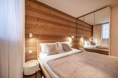 シャモニー・モンブランにあるEden Studio Chamonix Centreのベッドルーム(大型ベッド1台、鏡付)