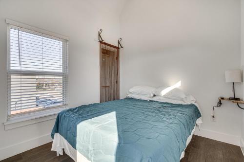 Habitación blanca con cama y ventana en Pet-Friendly Brentwood Home about 7 Mi to Downtown!, en Austin