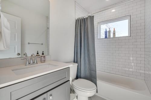 Baño blanco con lavabo y aseo en Pet-Friendly Brentwood Home about 7 Mi to Downtown!, en Austin