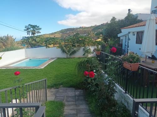 une maison avec un jardin et une piscine dans l'établissement CHALET PRIVADO, PISCINA, WIFI AL MEJOR PRECIO, à San Juan de la Rambla