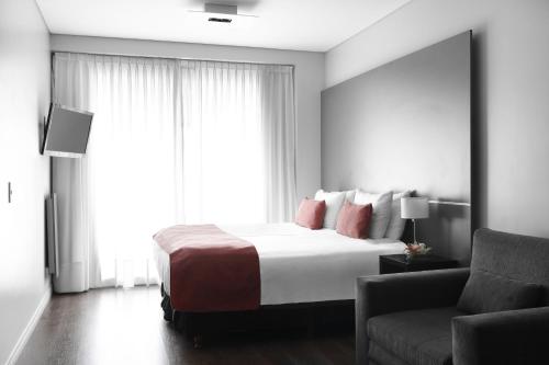 1 dormitorio con cama, sofá y ventana en Departamento ubicado en Recoleta ideal para familias en Buenos Aires