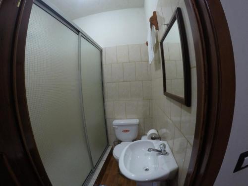 uma casa de banho com um chuveiro, um WC e um lavatório. em Cabañas y Mirador El Pericón em Arambala