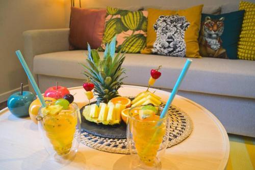 - une table avec un plateau de fruits et de boissons dans l'établissement BuranoRoom Jacuzzi haut de gamme Parkingfree, à Mulhouse