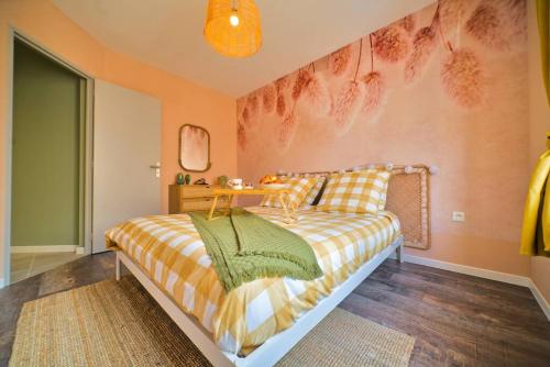 une chambre avec un lit dans une pièce dans l'établissement BuranoRoom Jacuzzi haut de gamme Parkingfree, à Mulhouse