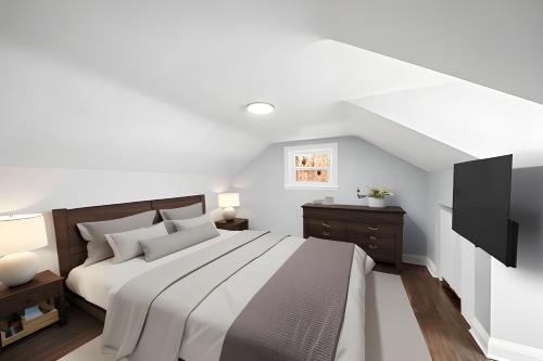 um quarto branco com uma cama grande e uma televisão de ecrã plano em 2BDRM LUXURY NEWLY RENOVATED HOUSE with Game room, XBOX , POOL TABLE em Vaughan
