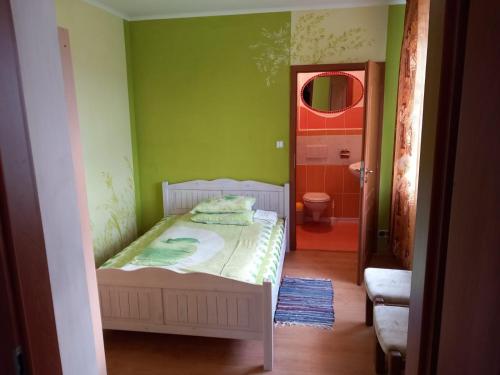 una piccola camera con letto e bagno di Guest House SAMSON a Vahaneč