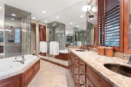 アスペンにある315 Park Avenue, Luxury Townhouse with River Views in Aspenの広いバスルーム(シンク、シャワー付)