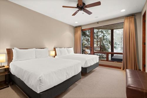 アスペンにある315 Park Avenue, Luxury Townhouse with River Views in Aspenのベッド2台と天井ファン付きの寝室