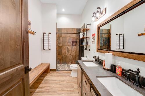 uma casa de banho com 2 lavatórios e um chuveiro em La Tierra Lodge em Lakeside