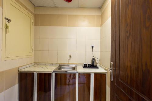 a small kitchen with a sink and a counter at فندق المسار أجياد - ALMASAR AJIAD HOTEL in Makkah