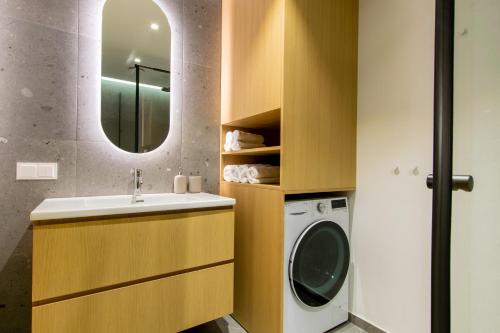 uma casa de banho com uma máquina de lavar roupa e um lavatório em Tobiase Residences - Luxury Apartments em Talin